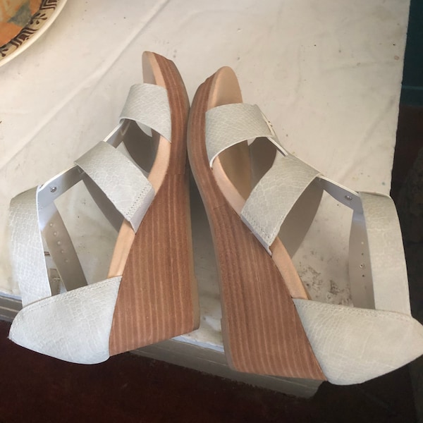 Dr Scholl’s Off-White Reptile Pattern Wedge Heels Three Straps Sandals Size 8M