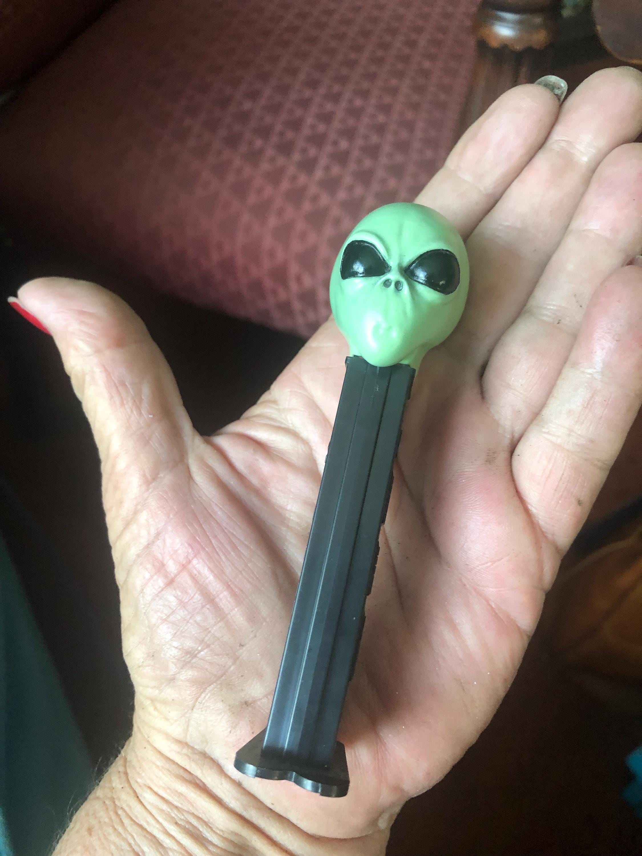 PEZ サイケデリック　グリーンブラック Custom Made Alien Pez Dispenser by Sargent Pez - Etsy