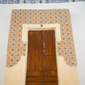 Tür aus Keramik, verziert mit Decoupagetechnik mit Azulejos-Muster. Portugisische Haus-Fassade.