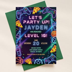 Może przedstawiać: Neonowe zaproszenie na przyjęcie urodzinowe. Zawiera kontrolery do gier, kawałki pizzy i piłki sportowe. Tekst brzmi: "Let's Party Up! Jayden osiągnął poziom 10!" z datą i godziną wydarzenia.