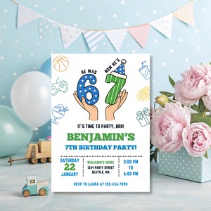 Puede incluir: Una invitaci&oacute;n de cumplea&ntilde;os con un tema azul y blanco. La invitaci&oacute;n presenta el texto "He was 67, Now He's 7" y "Benjamin's 7th Birthday Party!" Detalles adicionales incluyen la fecha, hora y lugar.