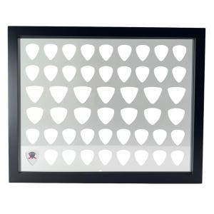 Könnte beinhalten: Schwarzer Rahmen mit einer durchsichtigen Acrylglasscheibe, die 50 Aussparungen in Form von Gitarrenplektrum hat. Der Rahmen hat einen kleinen Aufkleber in der linken unteren Ecke mit einem Plektrum und den Worten "Pick It Up!"