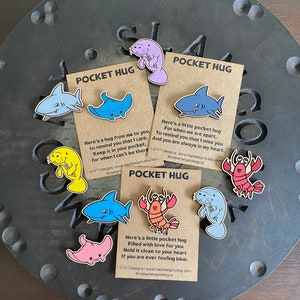 Abrazos de bolsillo: tiburón, manatí, langosta, manta raya, ficha de bolsillo, regalo de "te extraño", regalo de "te amo", regreso a clases, envía un abrazo, amigo de bolsillo