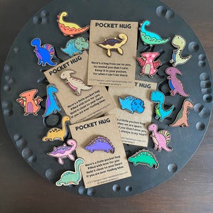 Pocketknuffels, dinoknuffels, pockettoken, mis je cadeau, liefdescadeau, terug naar school, pocketvriend, dino's, stuur een knuffel