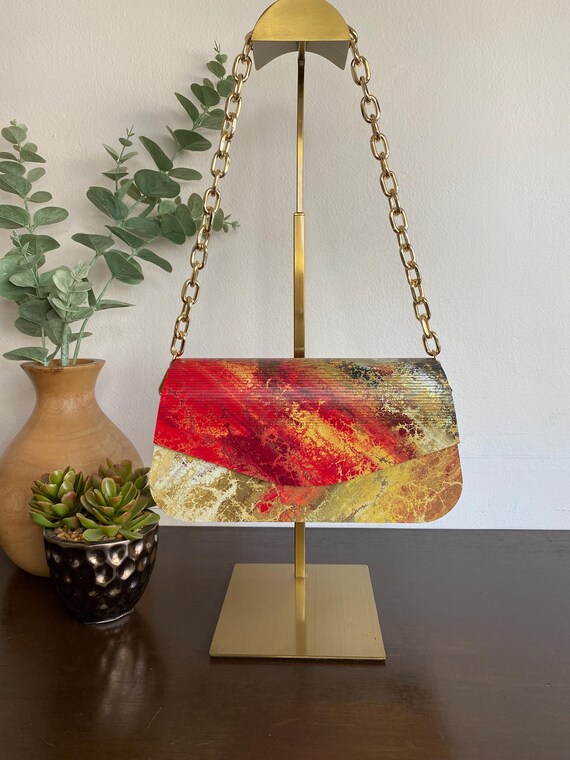Sac à main abstrait fait main en bois coloré rouge et or, pochette