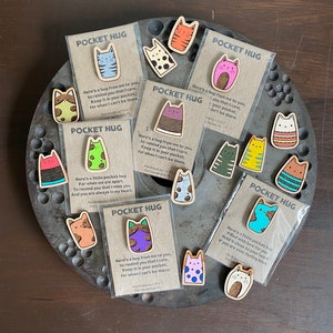Abrazos de bolsillo, ficha de gato para bolsillo, regalo de "te extraño", regalo de "te amo", regalo de regreso a la escuela, amigo de bolsillo, gato lindo, envía un abrazo, regalo de amistad