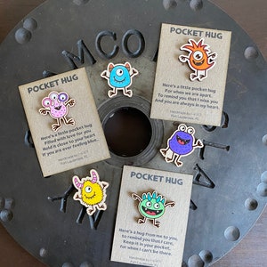 Abbracci tascabili, abbracci mostruosi, mostri carini, gettone tascabile, regalo per la tua mancanza, regalo per il tuo amore, ritorno a scuola, invia un abbraccio, amico tascabile, regalo di amicizia