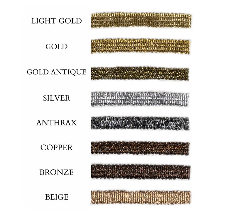 Op de afbeelding: Een close-up van acht verschillende gekleurde trimstalen. De kleuren zijn licht goud, goud, antiek goud, zilver, antraciet, koper, brons en beige.