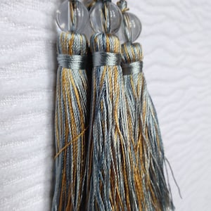 Pompon miniature bleu ciel, or et ivoire avec perles | Hauteur : 9 cm (3,54 pouces) avec boucle | Pompon soyeux et coloré
