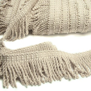 Può includere: Frange in cordoncino ritorto beige con un design intrecciato. La frangia è lunga circa 2,5 cm. Col.2