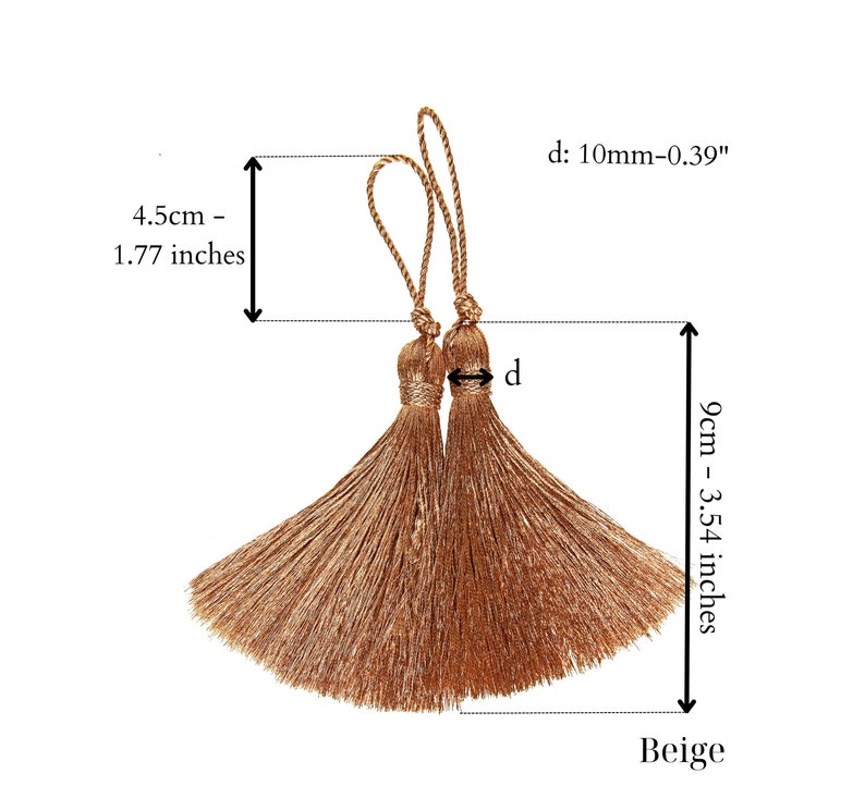 Op de afbeelding: Twee beige zijden kwastjes met een lengte van 4,5 cm en een breedte van 9 cm. De kwastjes hebben een diameter van 10 mm.