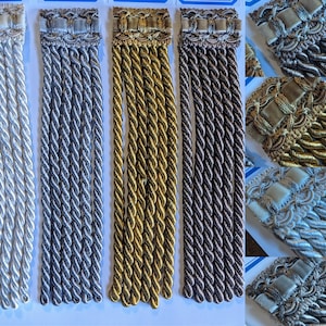 Pu&ograve; includere: Cinque campioni di passamaneria a cordoncino ritorto in diversi colori. I colori sono bianco, argento, oro e due tonalit&agrave; di grigio. Ogni campione ha una parte superiore decorativa.