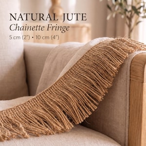 Pode incluir: Franja de corrente de juta natural com uma borda tecida e fios pendentes. O texto na imagem diz NATURAL JUTE Chainette Fringe 5 cm (2") • 10 cm (4"). Este acabamento decorativo está disponível em dois comprimentos de 5 cm e 10 cm.