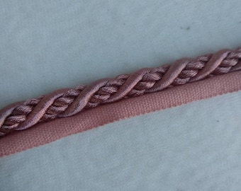 Cordón de tubería con bridas retorcidas de rayón TSE de 9 mm-0,35" / Cordón de tubería de tapicería rosa óxido por metro