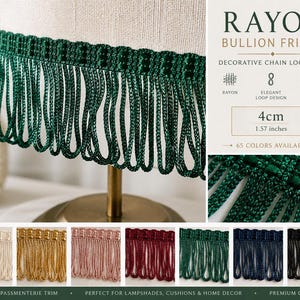 Op de afbeelding: Een close-up van een groene rayon bouillon franje, 4 cm breed, bevestigd aan een lampenkap. De afwerking heeft een elegant kettinglusontwerp. De afbeelding toont ook een verscheidenheid aan beschikbare kleuren.