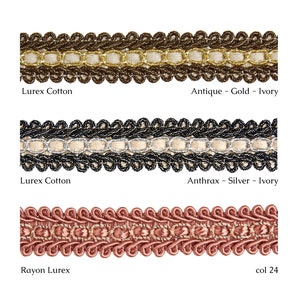 Puede incluir: Tres muestras de ribete, cada una con un color y una textura diferentes. El ribete superior es marrón y dorado con el texto "Lurex Cotton Antique - Gold - Ivory". El ribete del medio es negro y plateado con el texto "Lurex Cotton Anthrax - Silver - Ivory". El ribete inferior es de color marrón rojizo con el texto "Rayon Lurex col 24".