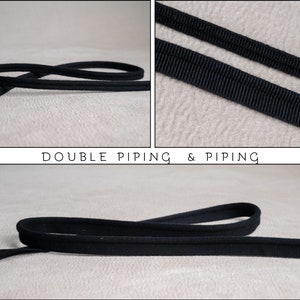 Pode incluir: Um acabamento de tecido preto com designs de debrum duplo e debrum simples. O material tem uma textura canelada e é exibido em um comprimento contínuo. A imagem inclui o texto DOUBLE PIPING & PIPING centralizado entre as vistas.