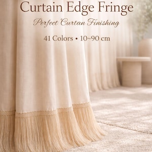 Könnte beinhalten: Ein cremefarbener Vorhang mit einer dekorativen Fransenborte am unteren Rand. Der Text auf dem Bild lautet Curtain Edge Fringe, Perfect Curtan Finishing und 41 Colors 10~90 cm. Der Stoff weist eine weiche, vertikal gefaltete Textur auf.