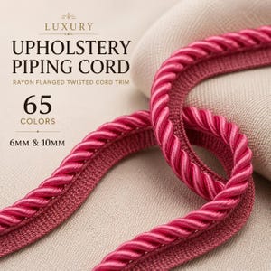 Puede incluir: Primer plano de un vibrante cordón de ribete para tapicería rosa. La imagen muestra un ribete de cordón trenzado con un borde con brida. El texto indica que viene en 65 colores y está disponible en tamaños de 6 mm y 10 mm. La palabra "Luxury" está en la parte superior.