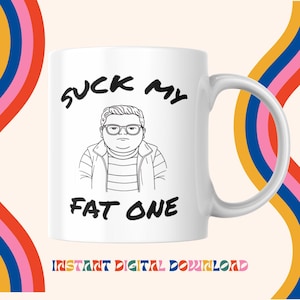 Könnte beinhalten: Weiße Keramiktasse mit einer Schwarz-Weiß-Illustration einer Person mit Brille und dem Text "SUCK MY FAT ONE". Die Tasse hat einen gebogenen Henkel. Der Text "INSTANT DIGITAL DOWNLOAD" befindet sich unten auf einem farbenfrohen Hintergrund.