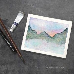 Originele aquarel, zonsopgangkunstwerk, bergachtige droom, kleine aquarel overdag, koudgeperste schilderij, bergochtend lucht