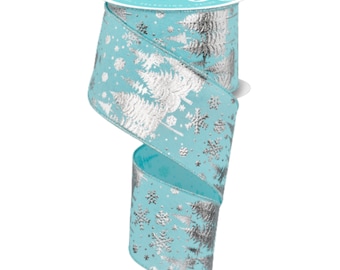 Puede incluir: Un rollo de cinta azul turquesa con un estampado plateado de copos de nieve y pinos.