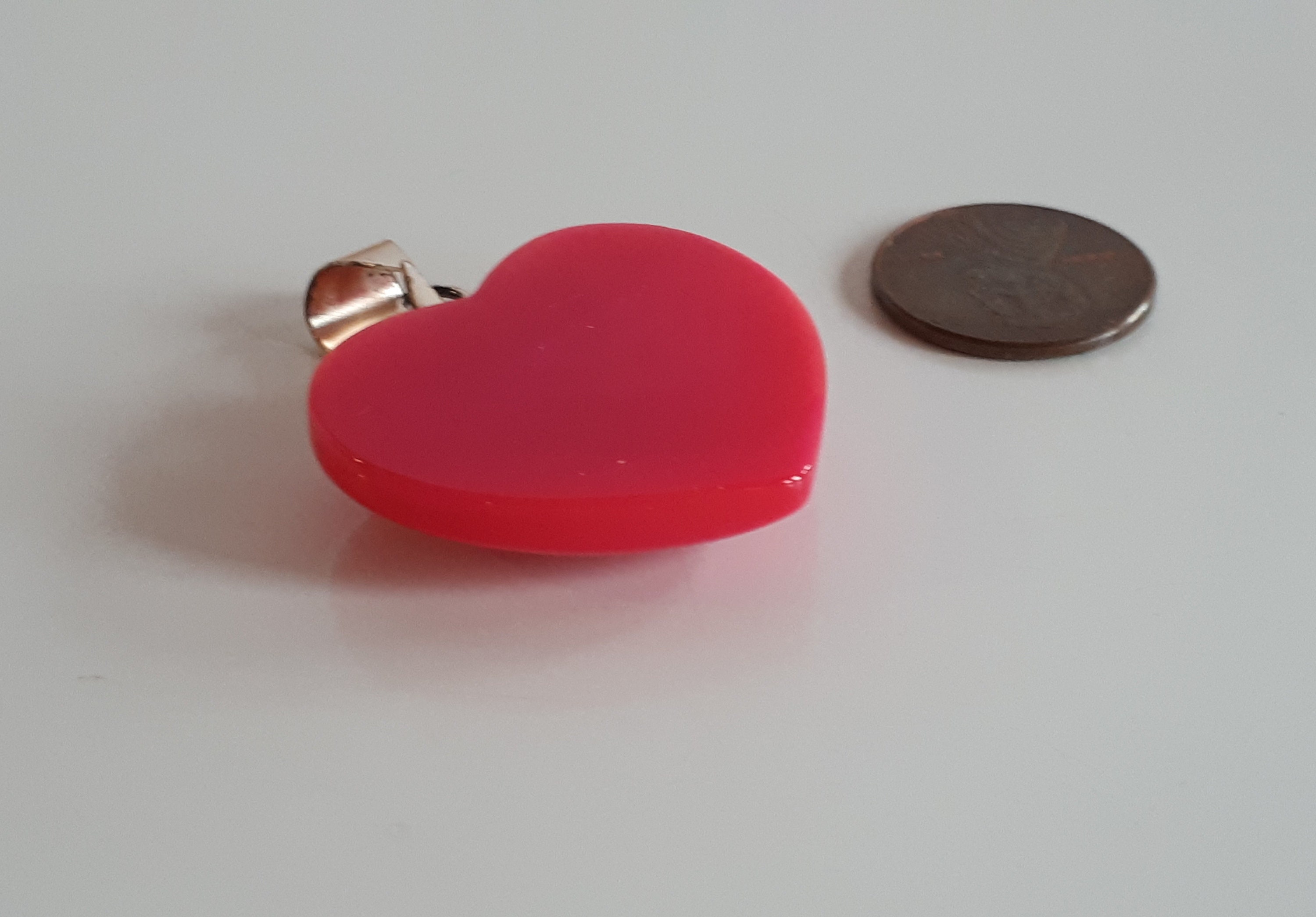 大きな手彫りの強化ピンクドゥルージーアゲートふくらんだハート