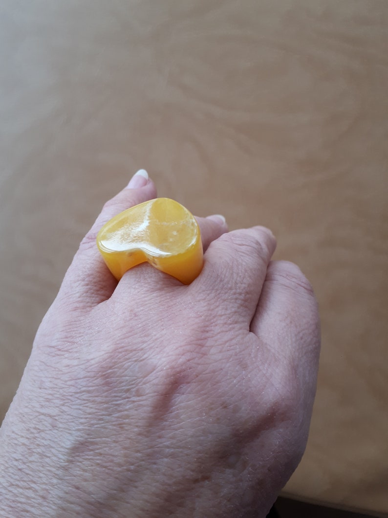 Yellow marbled lucite heart ring STATEMENT massive chunky plastic flat top ring Size 7.5