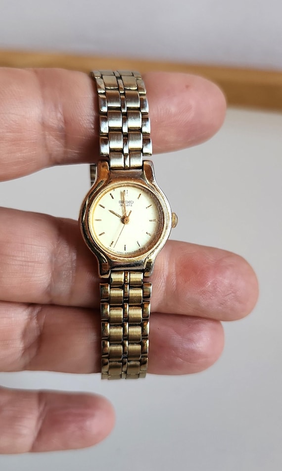 Vintage Seiko Gold Tone Quartz Watch With Mesh Bracelet NEED  display picture 1