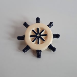 vintage crème et bleu marine peint et moulé lucite plastique bateau gouvernail broche broche