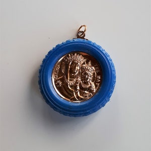 Blauer Kunststoff Gold MetallRad Anhänger mit religiösen Medaillen Heiliger Christopher heilige Maria und Jesuskind Fahrer Schutz auf der Straße