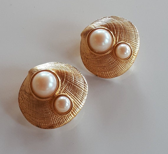 Vintage Designer Couture Faux Pearl Textured Matte Gold Metal Clam