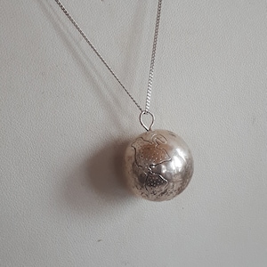 Globe sphérique vintage unique en argent sterling 925 avec collier à pendentif continents gravé