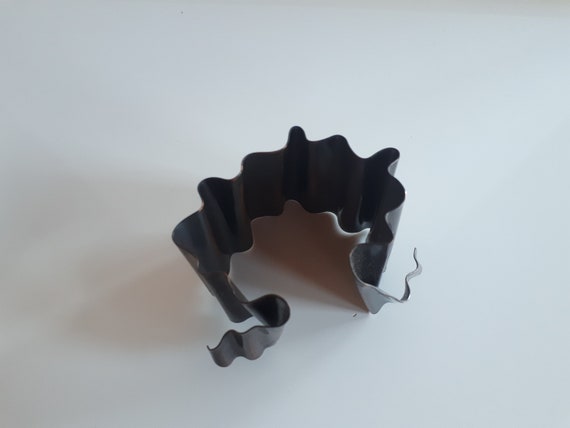 Vintage sculptural antiqued solid copper cuff bra… - image 3