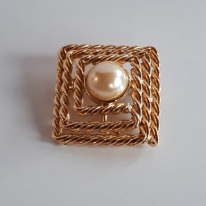 chic Big Vintage gold colored metal rope design faux pearl cabochon square brooch pin