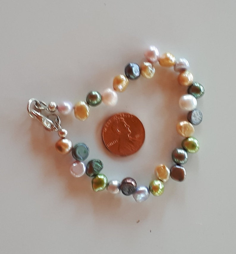Natural and dyed cultured baroque pearl beaded bracelet grey silver yellow green white