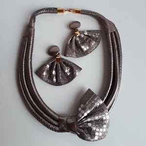 Vintage RETRO grau silber Leder Schmuck Set Kragen Halskette und Fächer Ohrringe