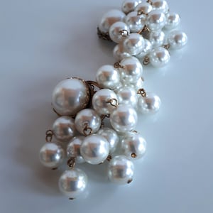 Pendientes con clip cha-cha de perlas de cristal sintético blancas con diseño vintage en cascada de RUNWAY
