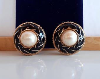 STATEMENT Vintage designerörhängen med klipp och svart emalj i konstpärla