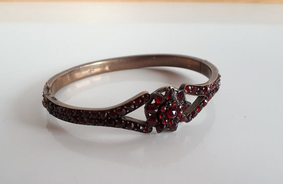 Antique Bohemian Garnet Hinged Bangle with Star F… - image 3