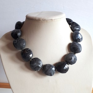 Chunky vintage Retro marbled gray black white plastic resin beaded choker necklace irregular beads zdjęcie 1