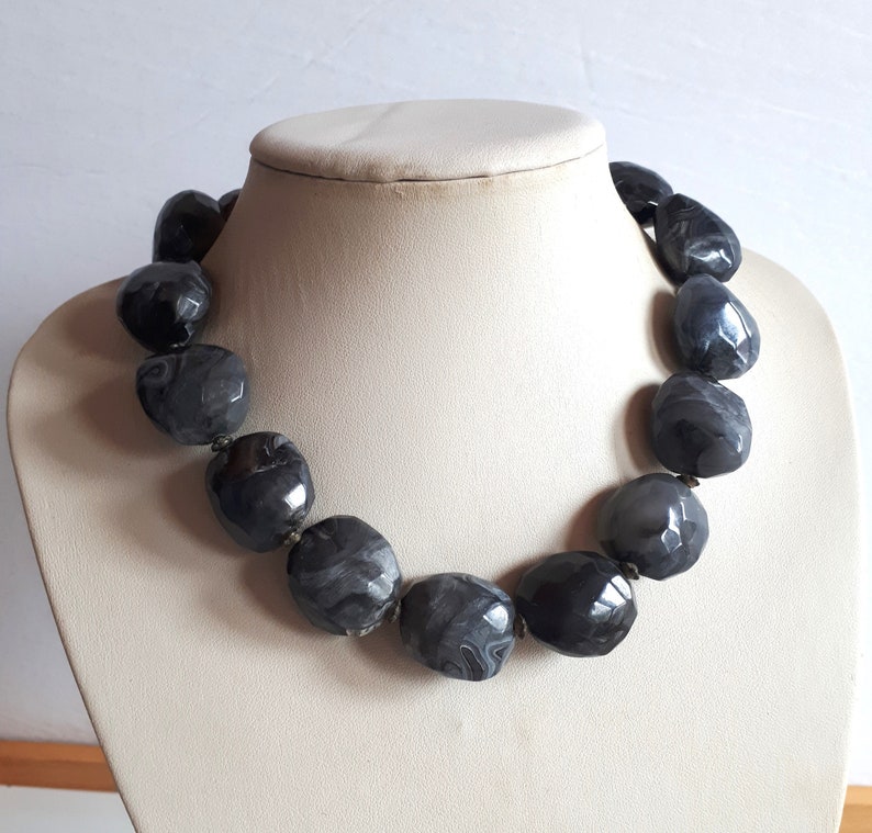 Chunky vintage Retro marbled gray black white plastic resin beaded choker necklace irregular beads zdjęcie 1