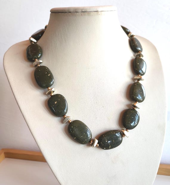 Collier Ancien En Perles De Plastique Forme Pelotes De Laine Rouge - Occasion Vintage