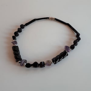 Vintage gesneden kralenarmband van zwart koraal en amethist chips