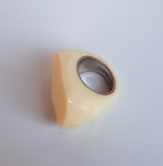 Statement cream lucite plastic ring signed BCBGMA… - image 2