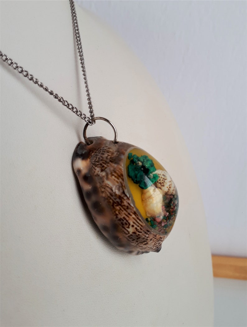 Big Vintage 50/'s underwater landscape molded clear lucite plastic embedded shell cowrie shell pendant necklace