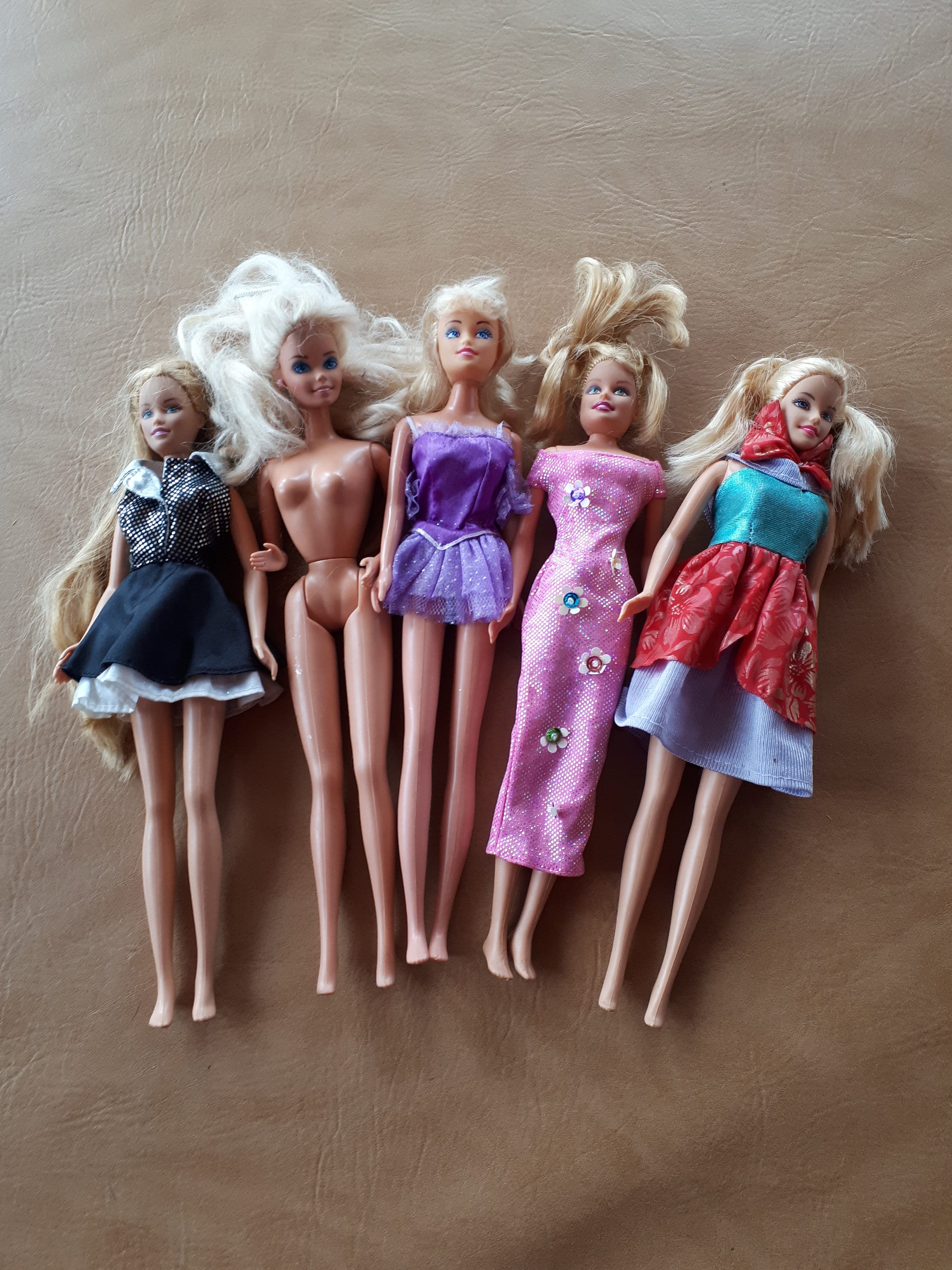 Lot de 18 vêtements robes et accessoires Barbie Mattel vintage