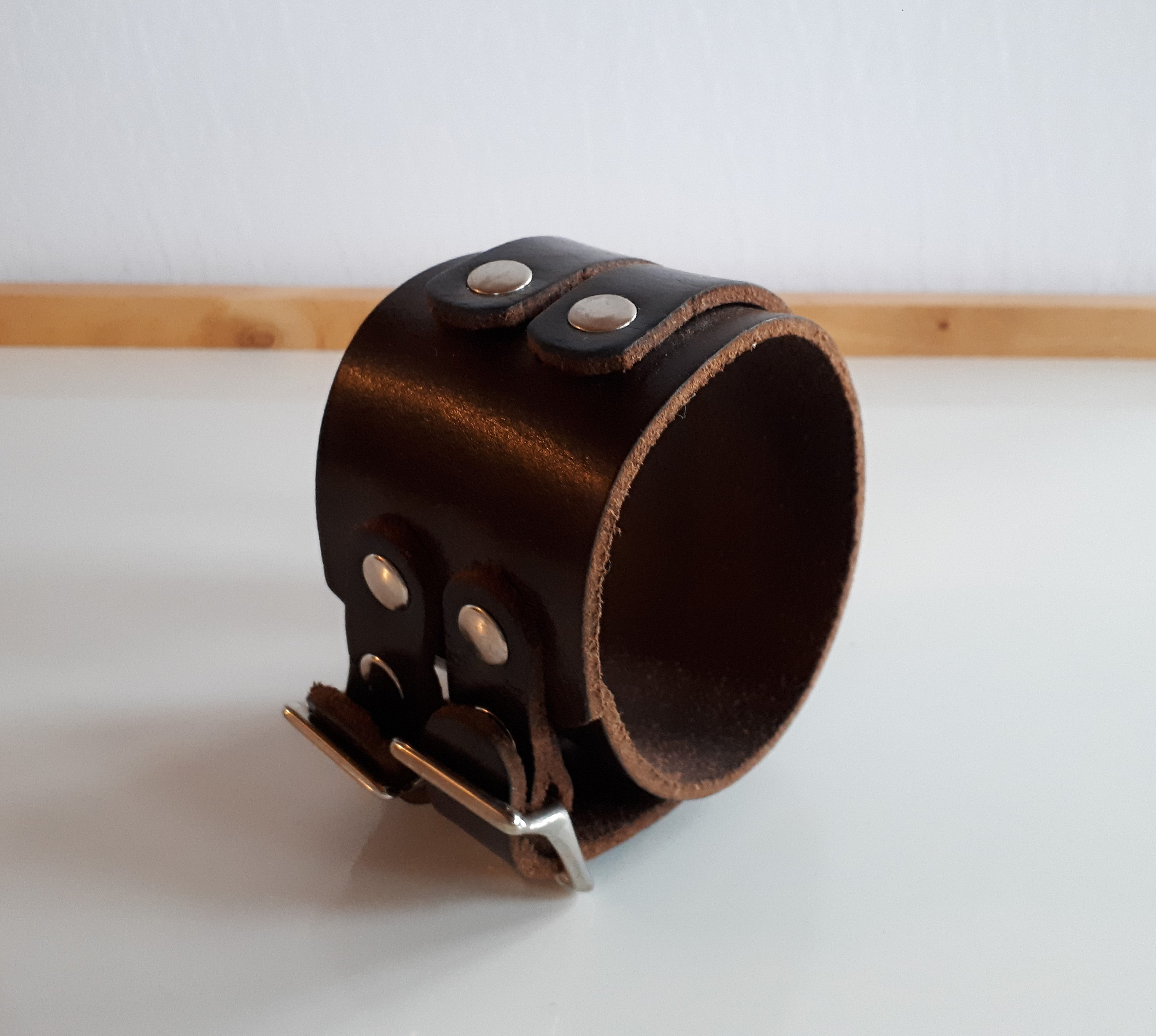 ユニセックスの厚手のブラウンレザーブレスレット、2つのメタル