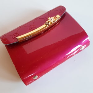 porte-cartes femme vintage en cuir rose fuchsia brillant avec logo