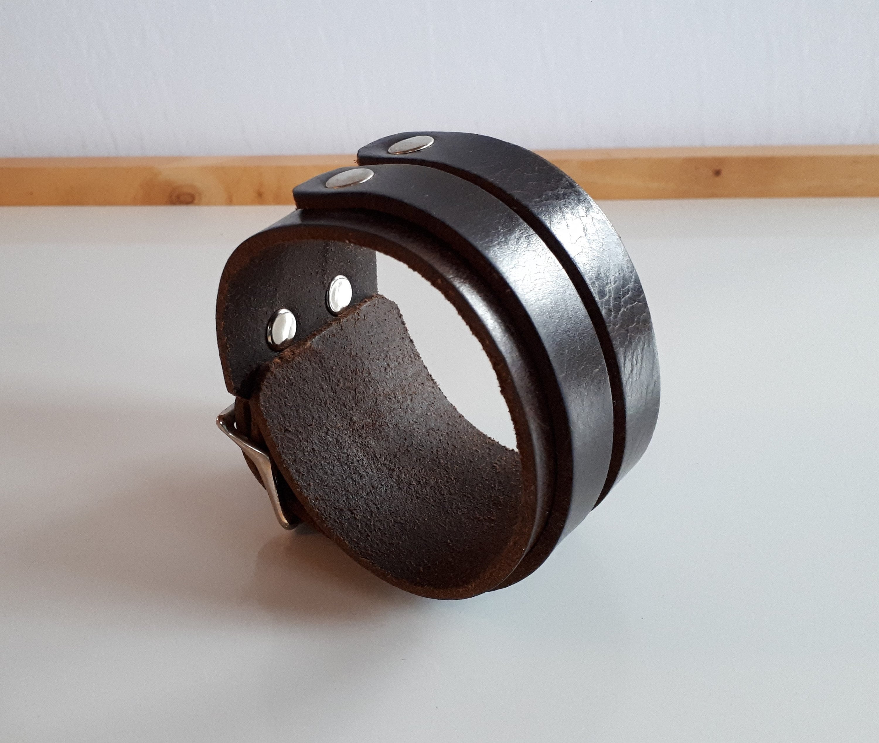 ユニセックスの厚手のブラウンレザーブレスレット、2つのメタル